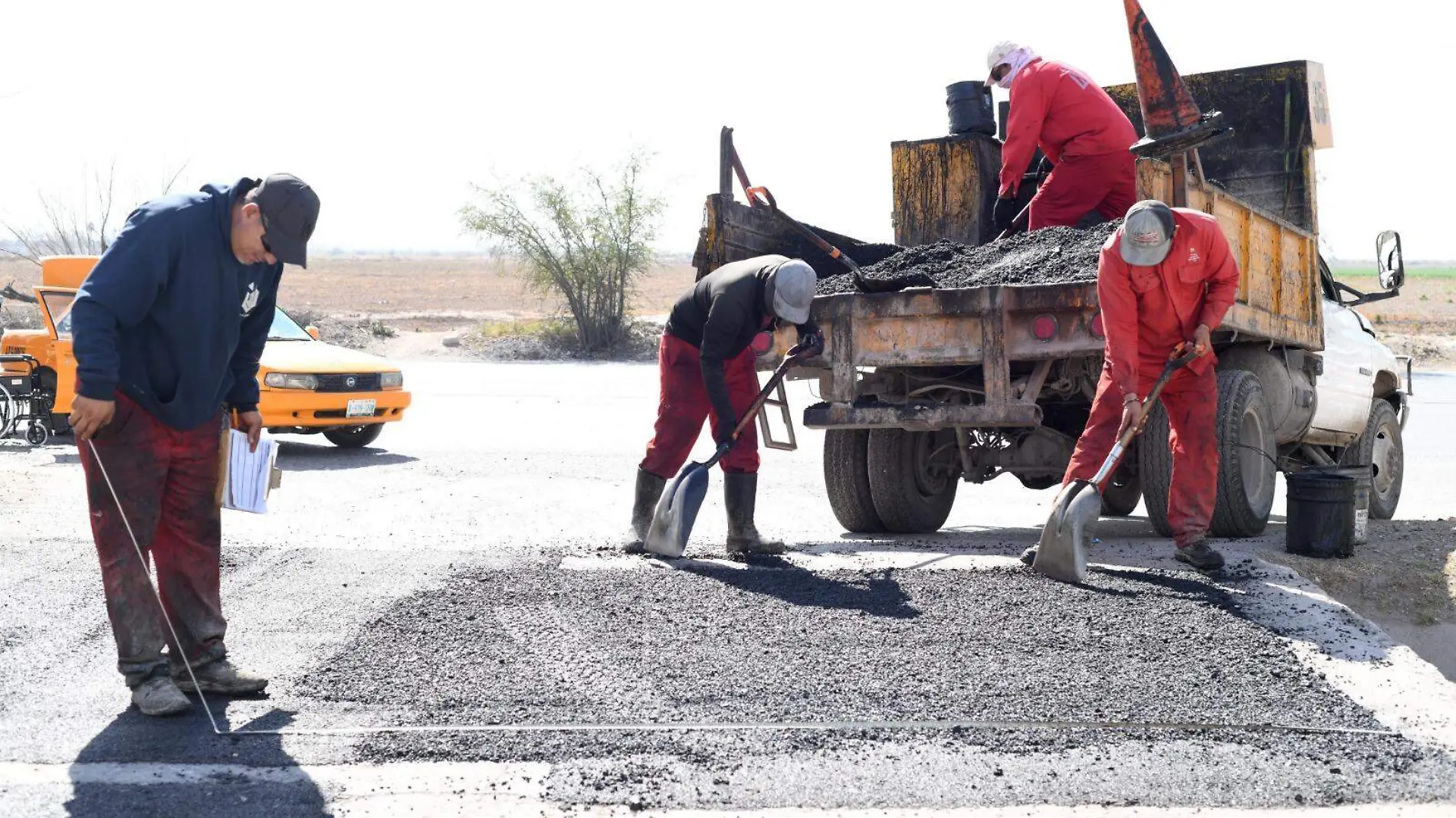 Tanto en las principales vialidades de la ciudad como al interior de las colonias se trabaja en la reparación de baches.